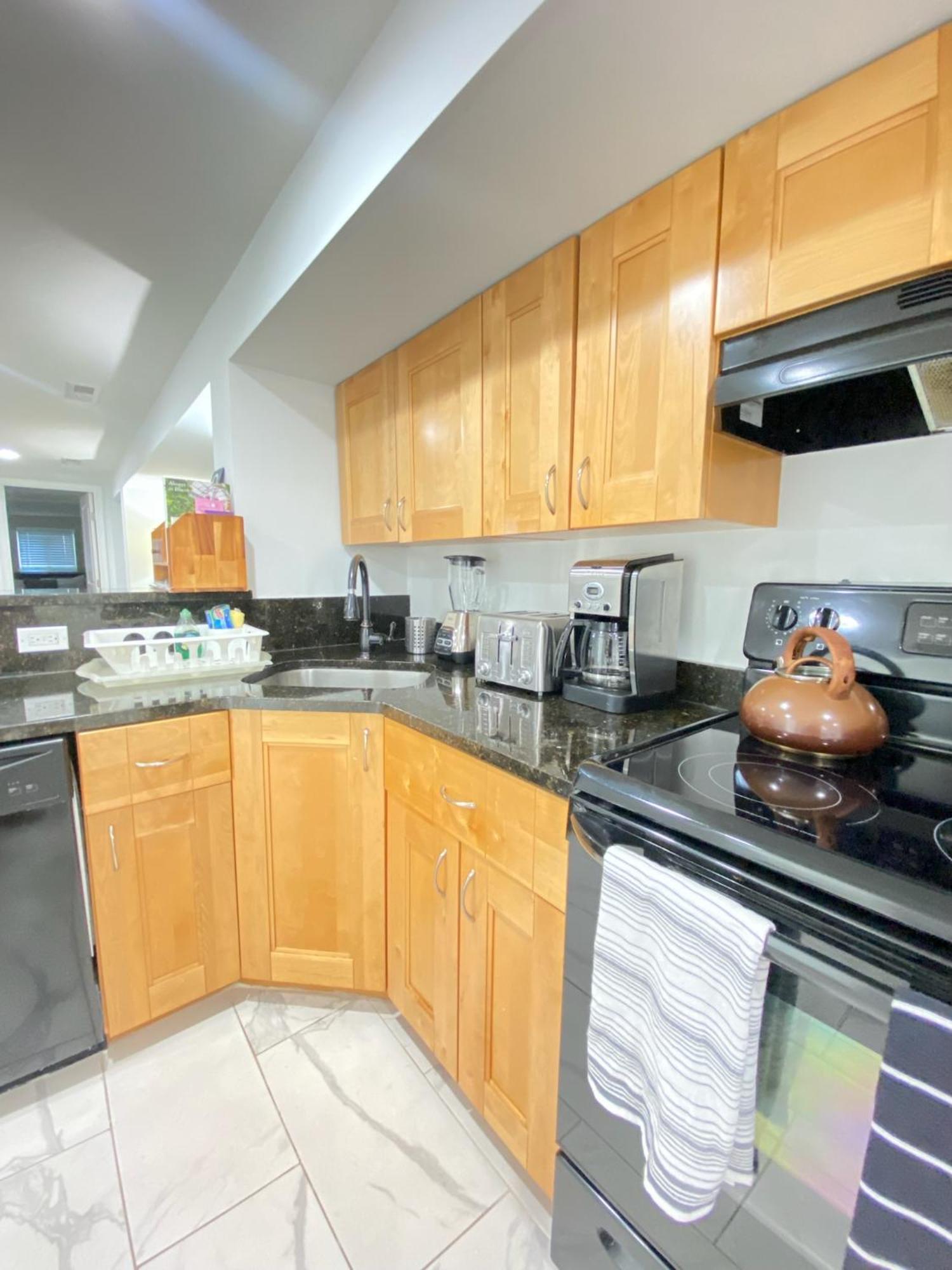 Lovely Remodeled 2Bdrm Basement Home Washington Exterior photo